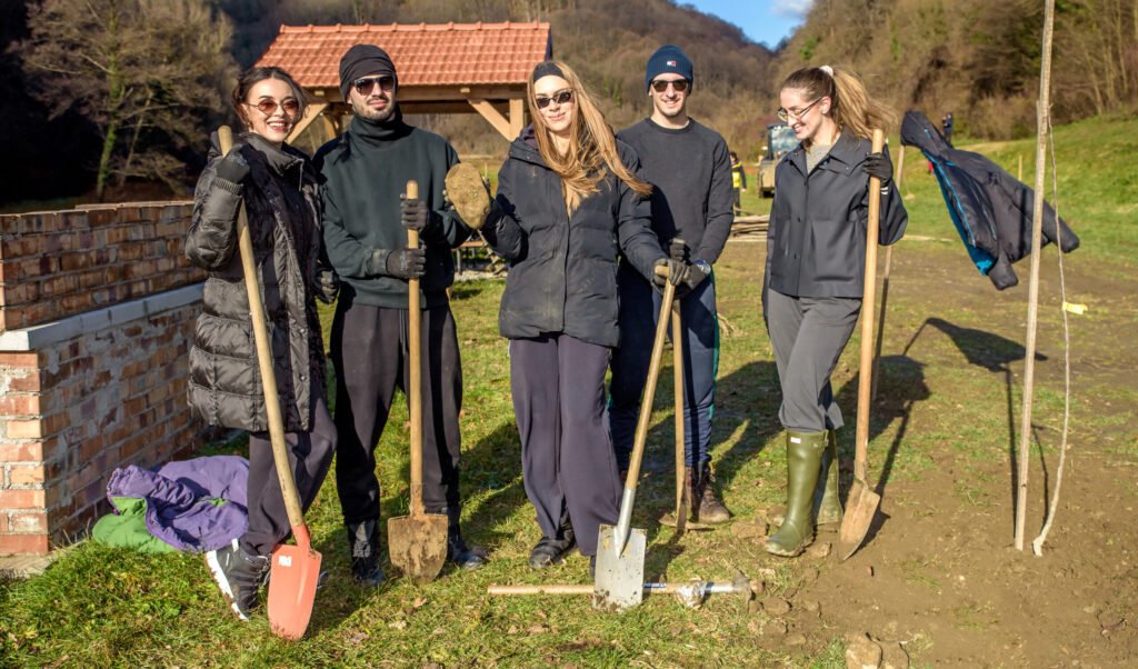 Teambuilding sadnja stabala za zaposlenike u prirodi Zaposlenici sudjeluju u teambuilding čišćenju okoliša Tim zaposlenika na outdoor teambuildingu Organizacija teambuildinga